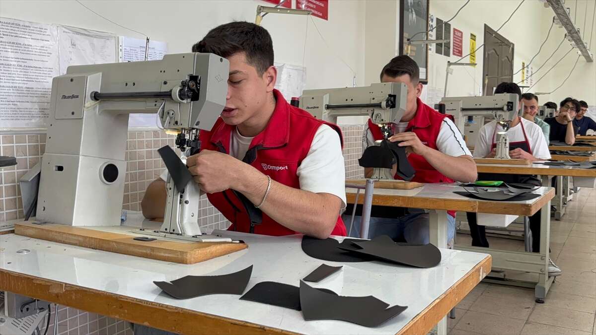 Geleceğin ayakkabı tasarımcılarını Konya yetiştiriyor 3
